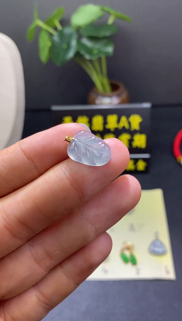翡翠18K金镶嵌颈饰翡翠吊坠