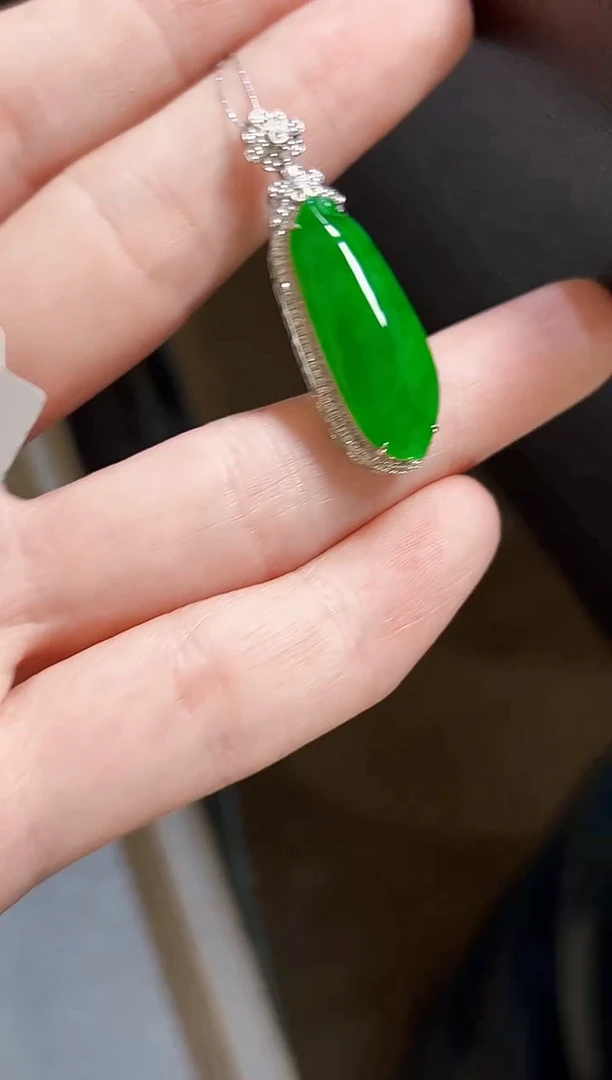 颈饰18K金镶嵌翡翠瓜