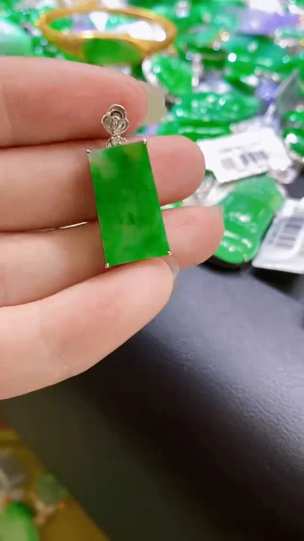 颈饰18K金镶嵌翡翠无事牌