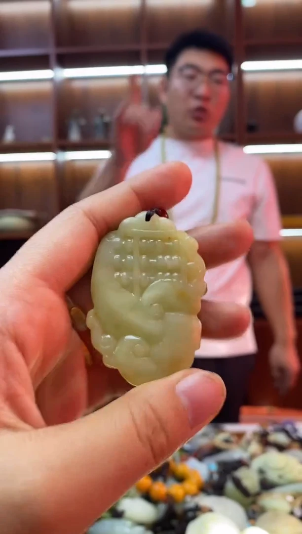 未镶嵌蛇纹石玉吊坠