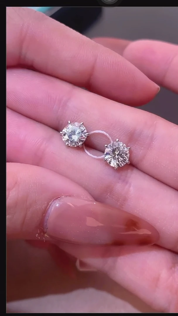 铂Pt950镶嵌实验室培育钻石铂Pt950镶单边1克拉经典六爪耳钉