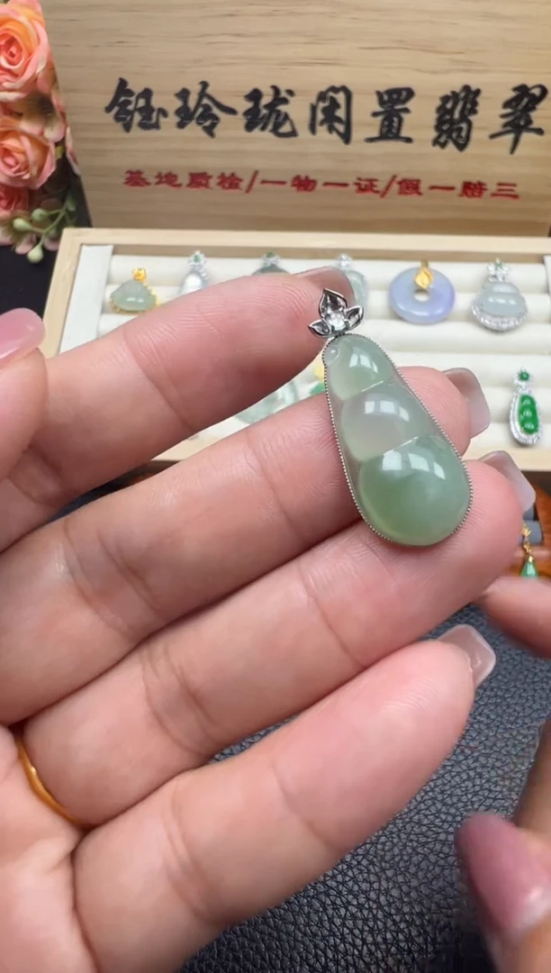 翡翠18K金镶嵌颈饰天然缅甸翡翠A货
