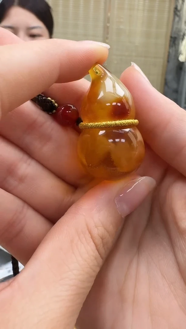 未镶嵌颈饰琥珀如图