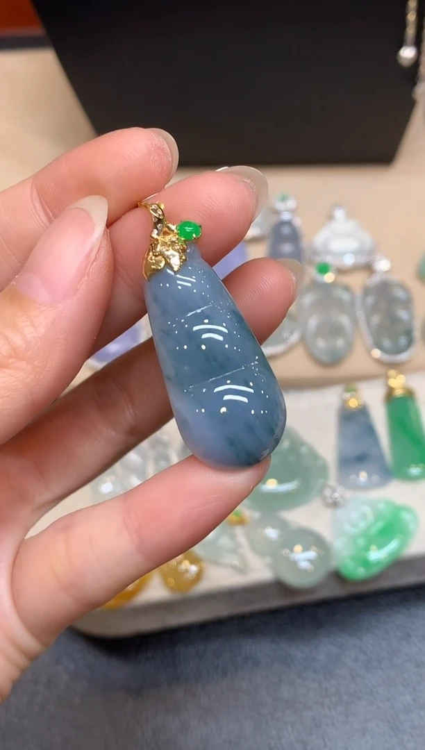 颈饰18K金镶嵌翡翠福豆【无服务费