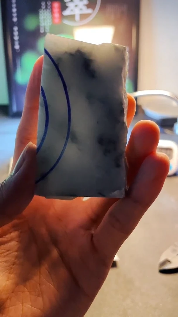 颈饰未镶嵌翡翠悠**在翡翠