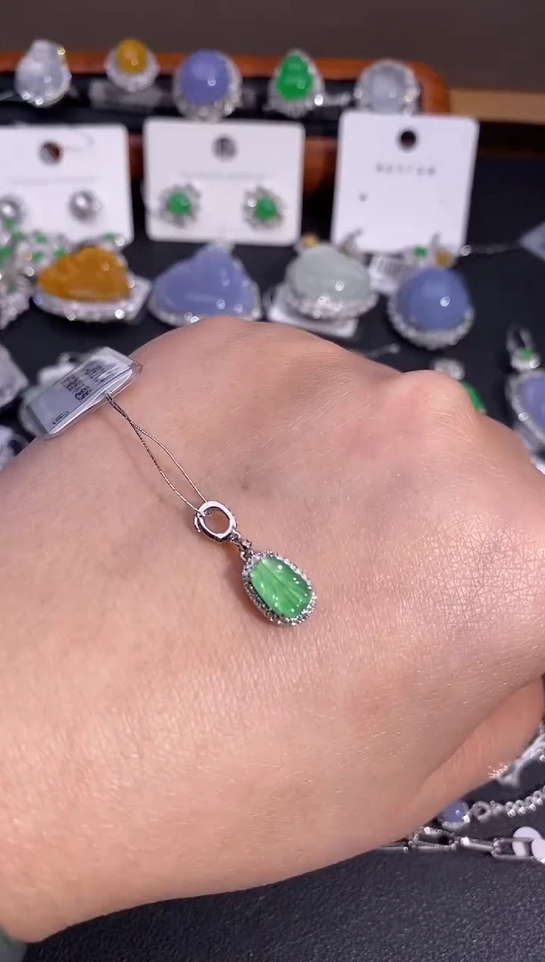 【闪购商品】翡翠颈饰18K金镶嵌吊坠