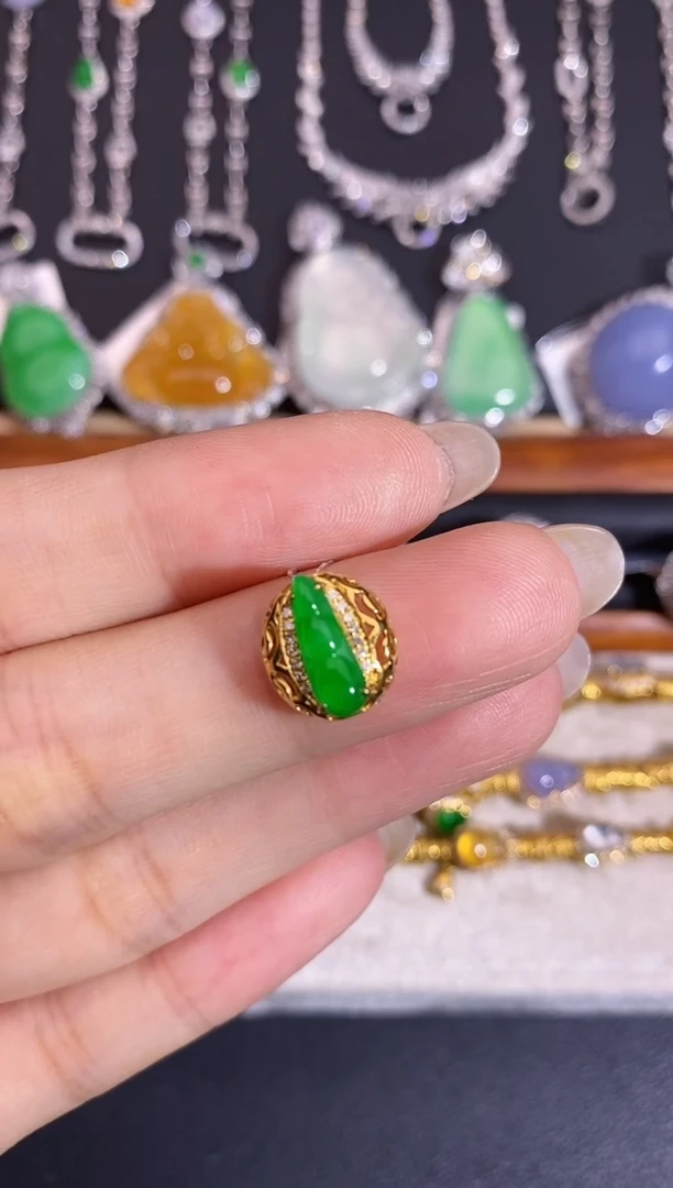 颈饰18K金镶嵌翡翠吊坠