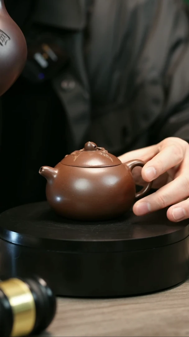 茶壶紫砂家**猪H2312赵信军底槽青寿桃西施