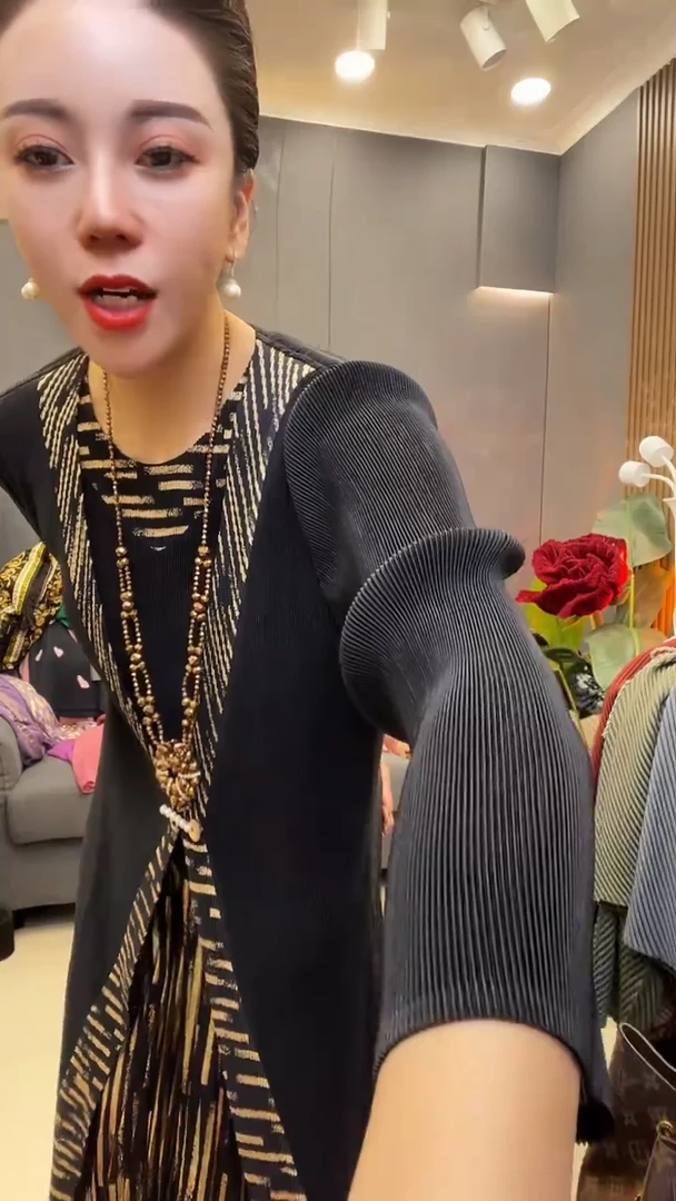 聚酯纤维（涤纶）黑色 金边裙