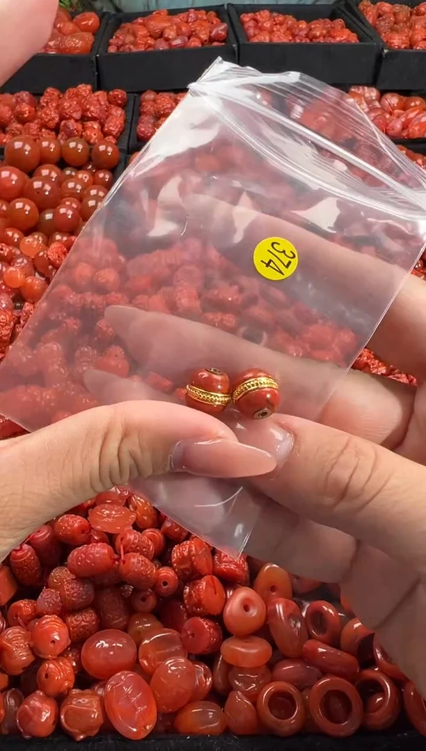 南红玛瑙未镶嵌颈饰1