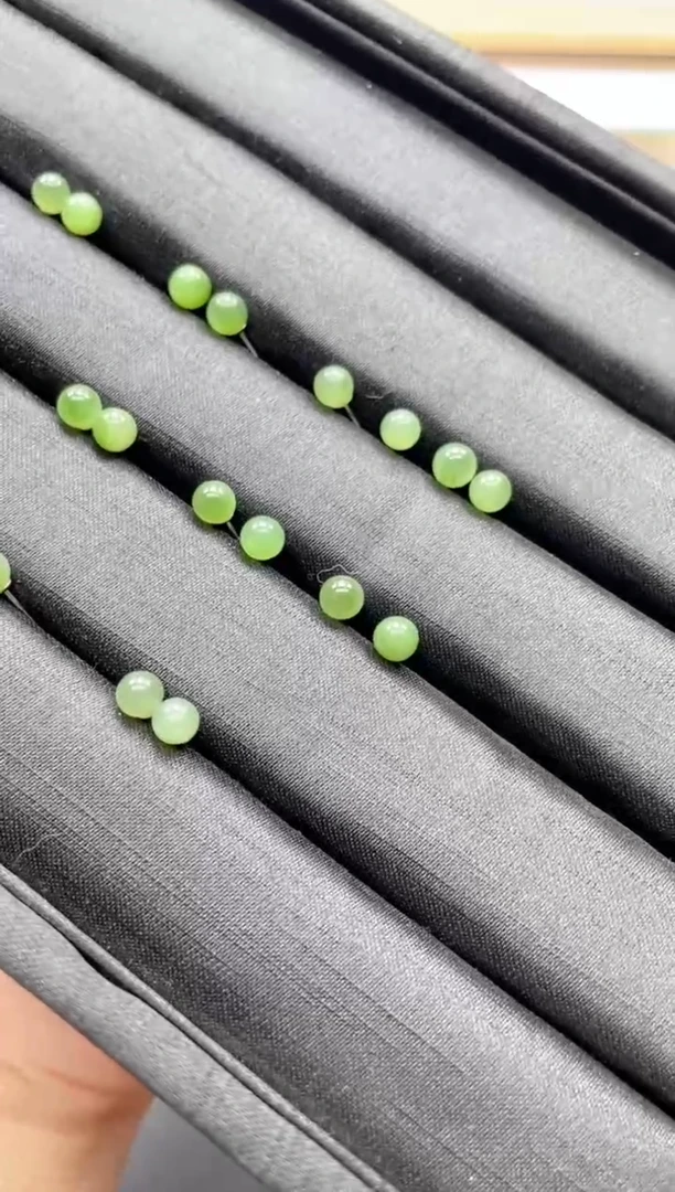 和田玉手镯未镶嵌多样性发其一碧玉耳钉