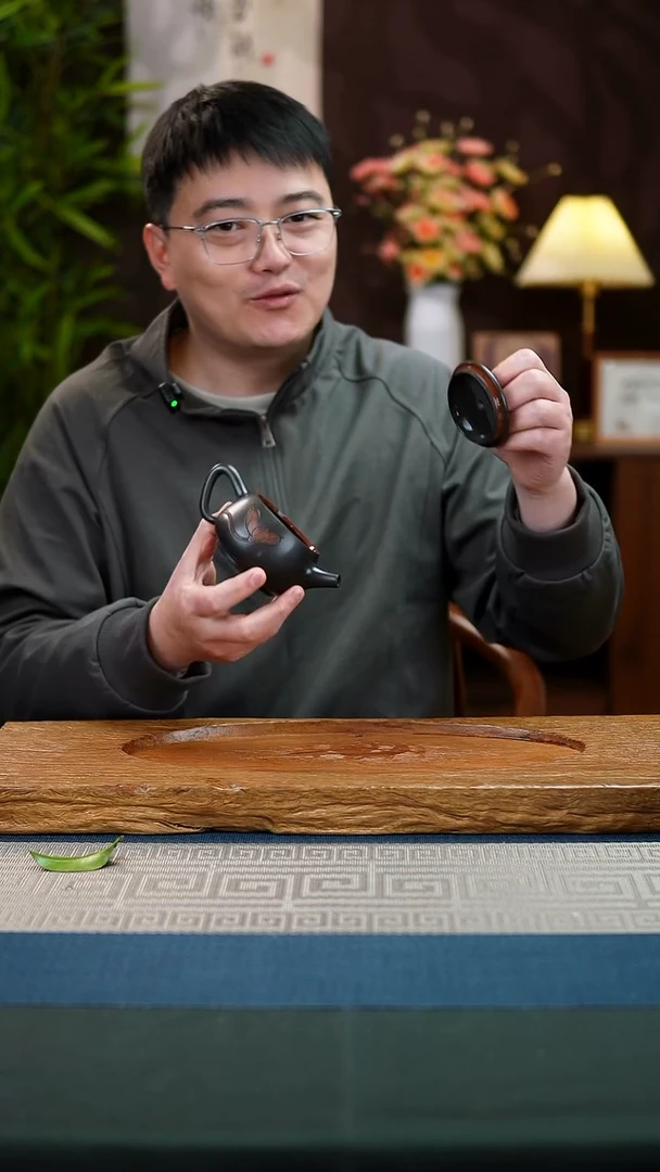 清*200莲蓬菩提纹汉瓦1个，单壶。