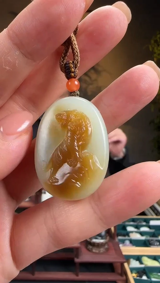 未镶嵌和田玉挂件糖俏色上山虎g49