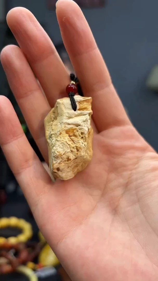 未镶嵌颈饰琥珀吊坠