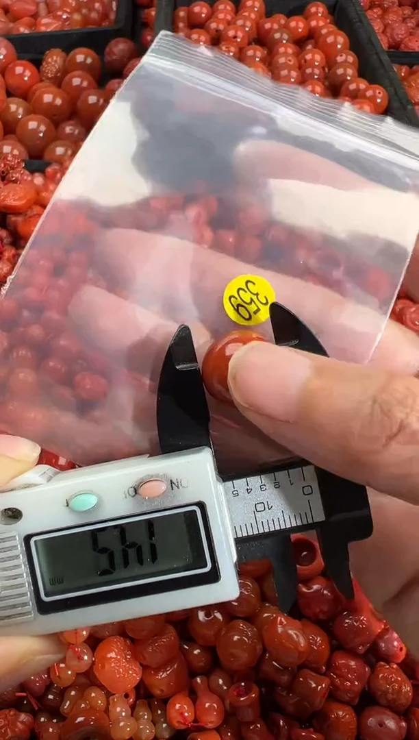 南红玛瑙未镶嵌颈饰1