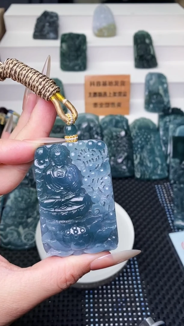 颈饰未镶嵌翡翠