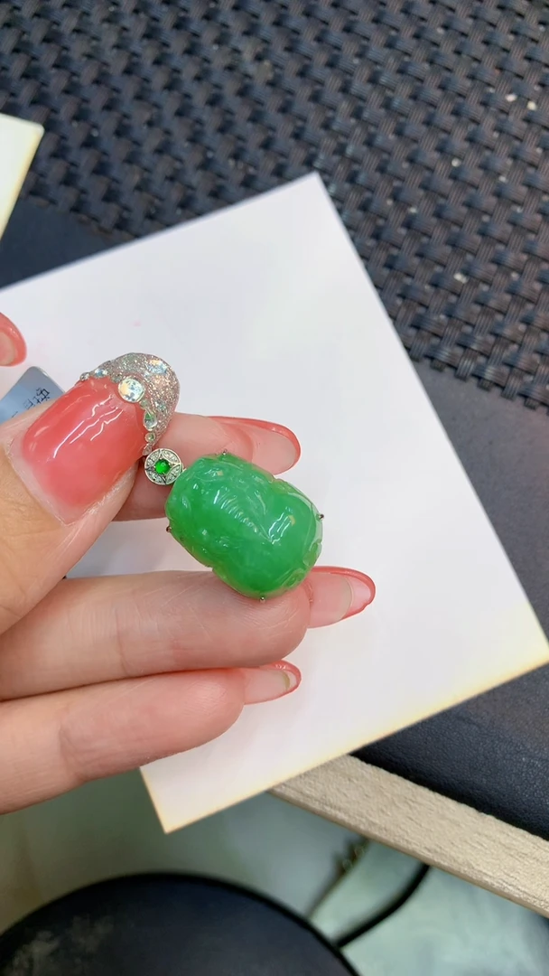 颈饰18K金镶嵌翡翠1