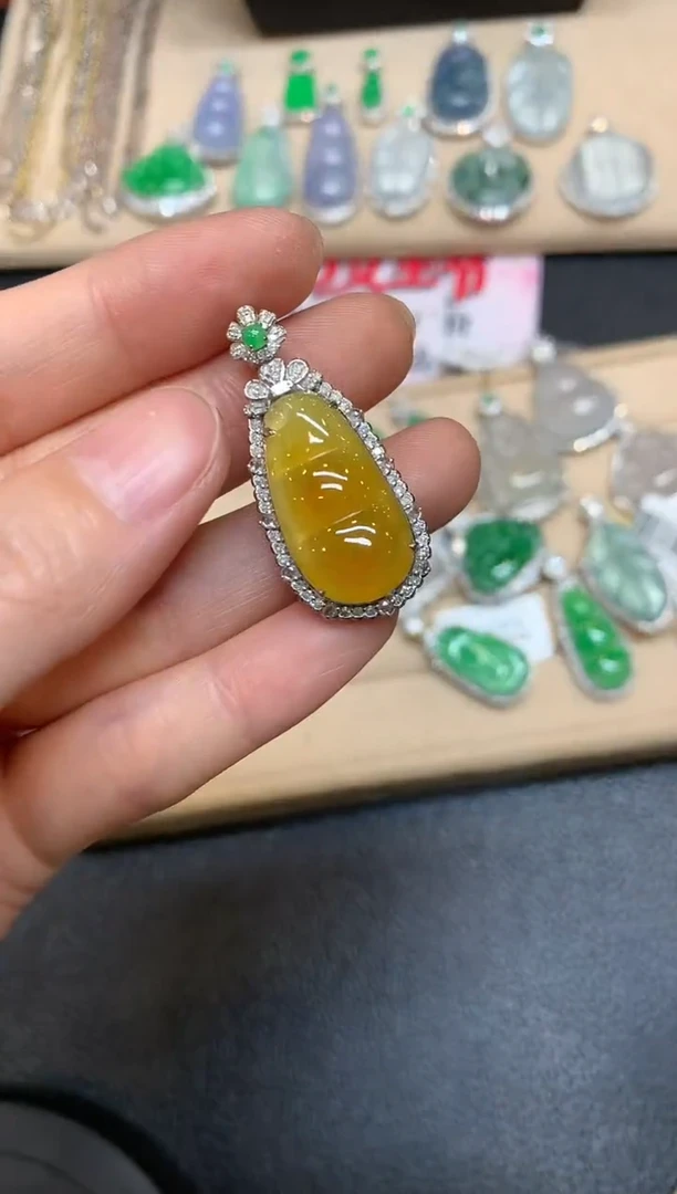 【闪购商品】翡翠颈饰18K金镶嵌福豆【无服务费