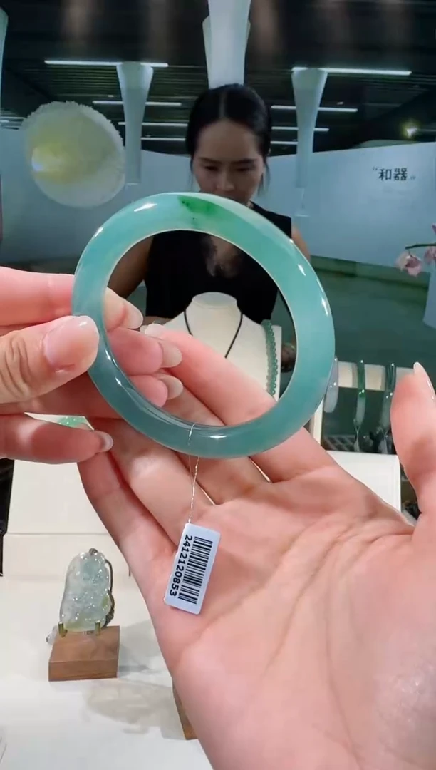翡翠手镯未镶嵌54圈
