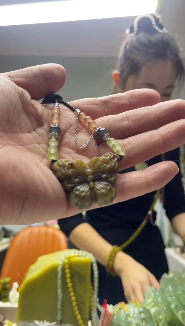 未镶嵌岫玉颈饰·