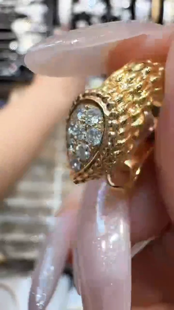 18K金镶嵌耳扣钻石水滴耳扣