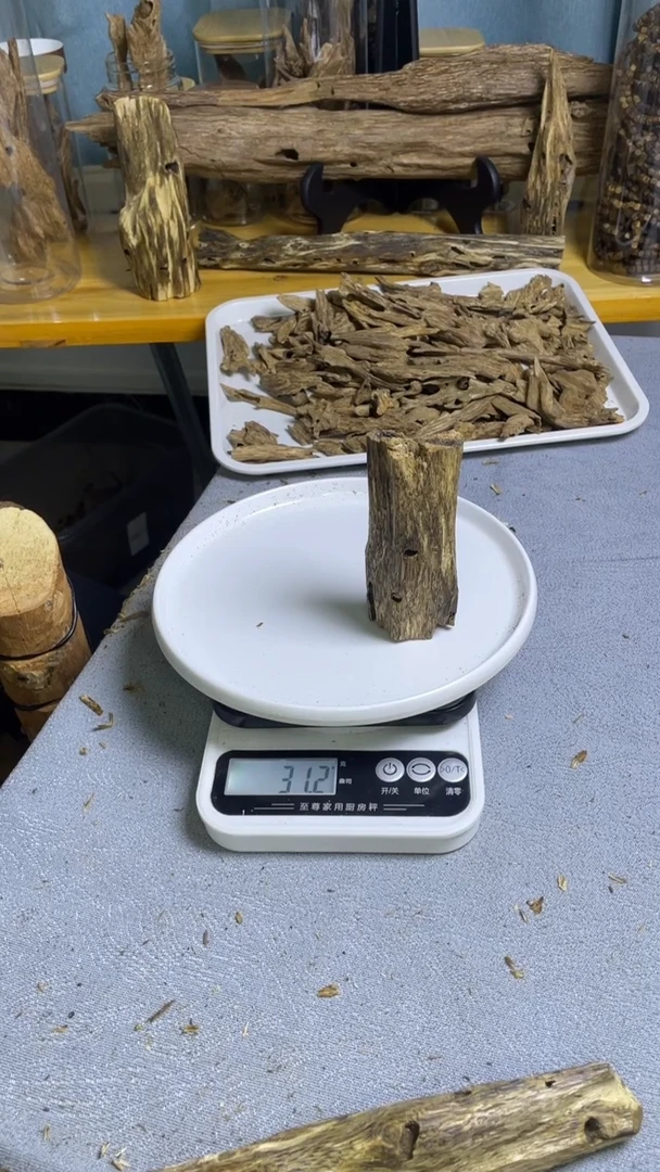 沉香沉香碎屑蓝宝石品种31克