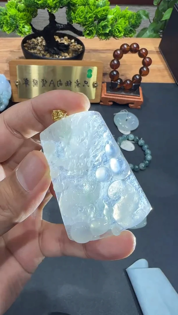 18K金镶嵌挂件翡翠A货翡翠多样性孤品