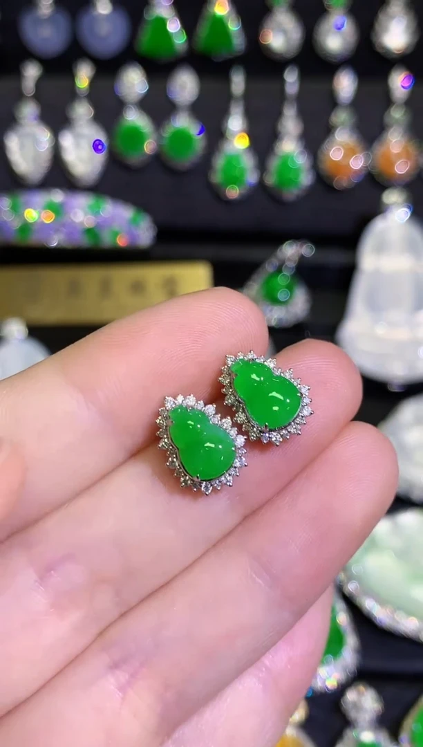 【闪购商品】翡翠耳饰18K金镶嵌高冰满绿阳绿葫芦耳钉