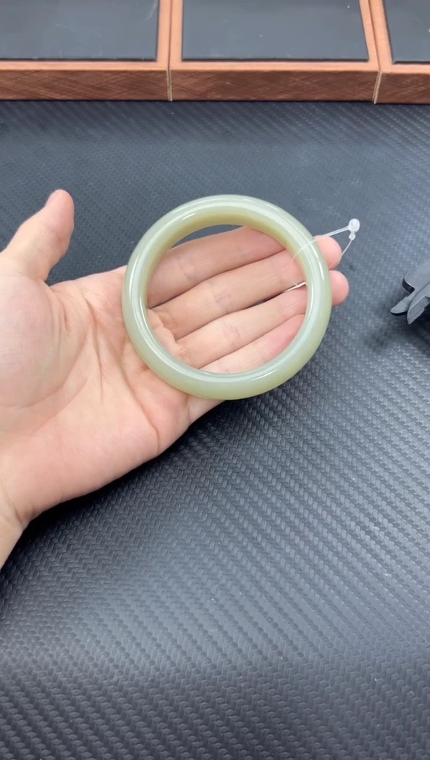 和田玉（糖玉）手镯未镶嵌且末近矿高清白59+手镯