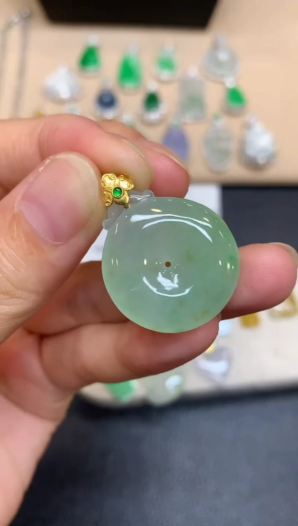 颈饰18K金镶嵌翡翠平安扣【无服务费多样性发其一