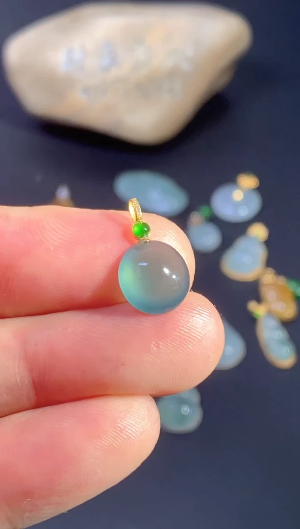 颈饰18K金镶嵌翡翠岳****馆