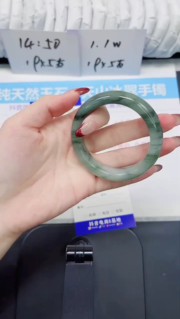【闪购商品】石英质玉手镯未镶嵌59