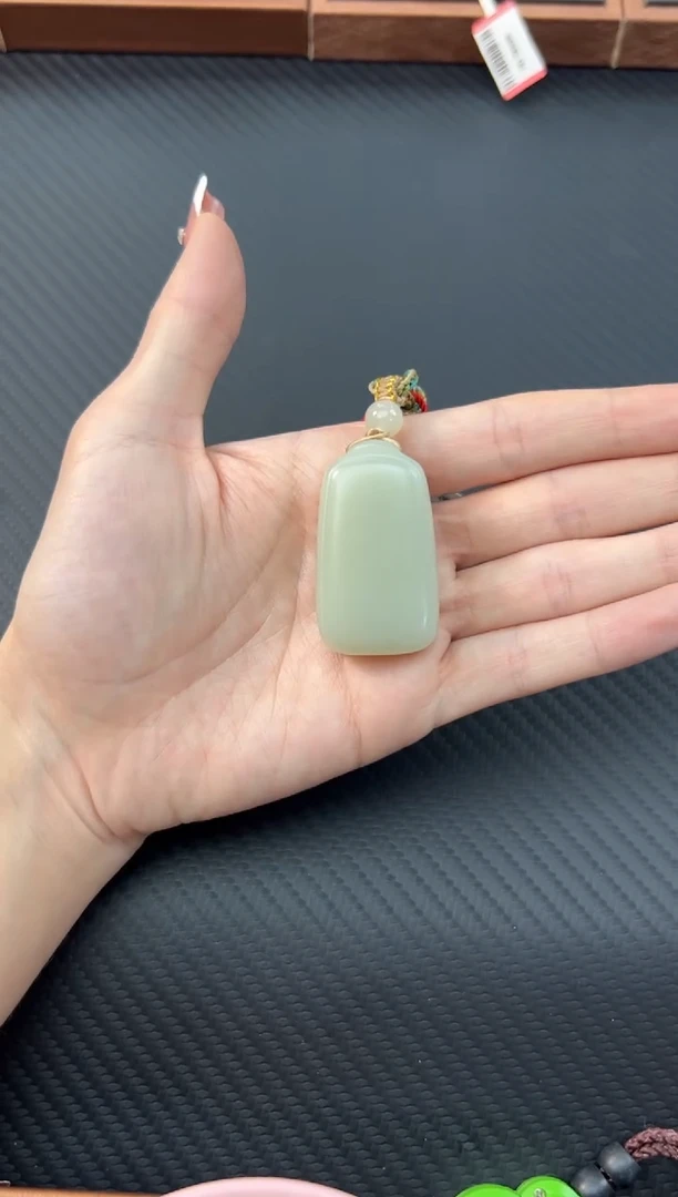 【闪购商品】和田玉吊坠(赠链)未镶嵌且末微色差迪克兰吊坠