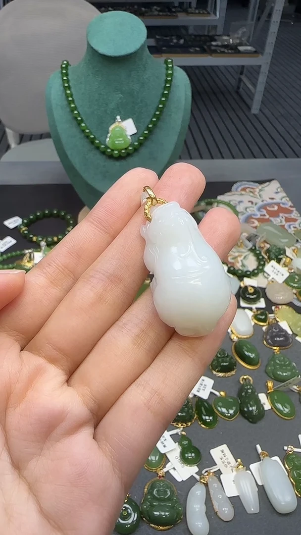 18K金镶嵌和田玉挂件1