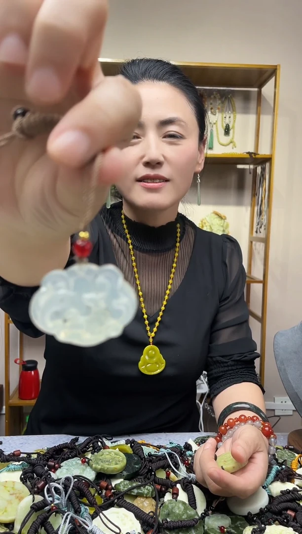 未镶嵌岫玉吊坠`