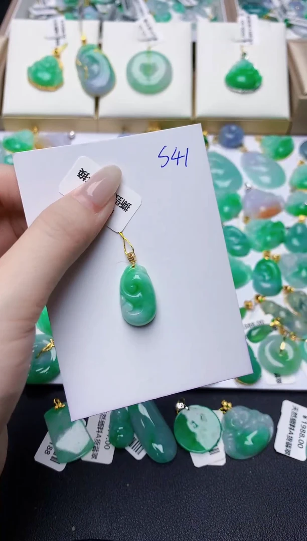 翡翠18K金镶嵌颈饰0000000000