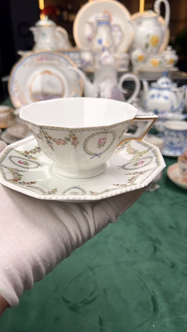 瓷片宁芬堡珍珠边花环茶杯碟