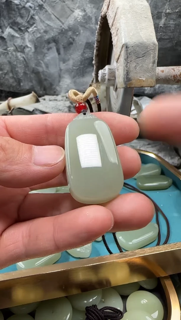 和田玉未镶嵌颈饰吊坠