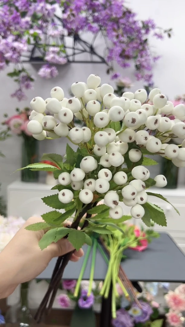 3枝白色蔓越莓果子