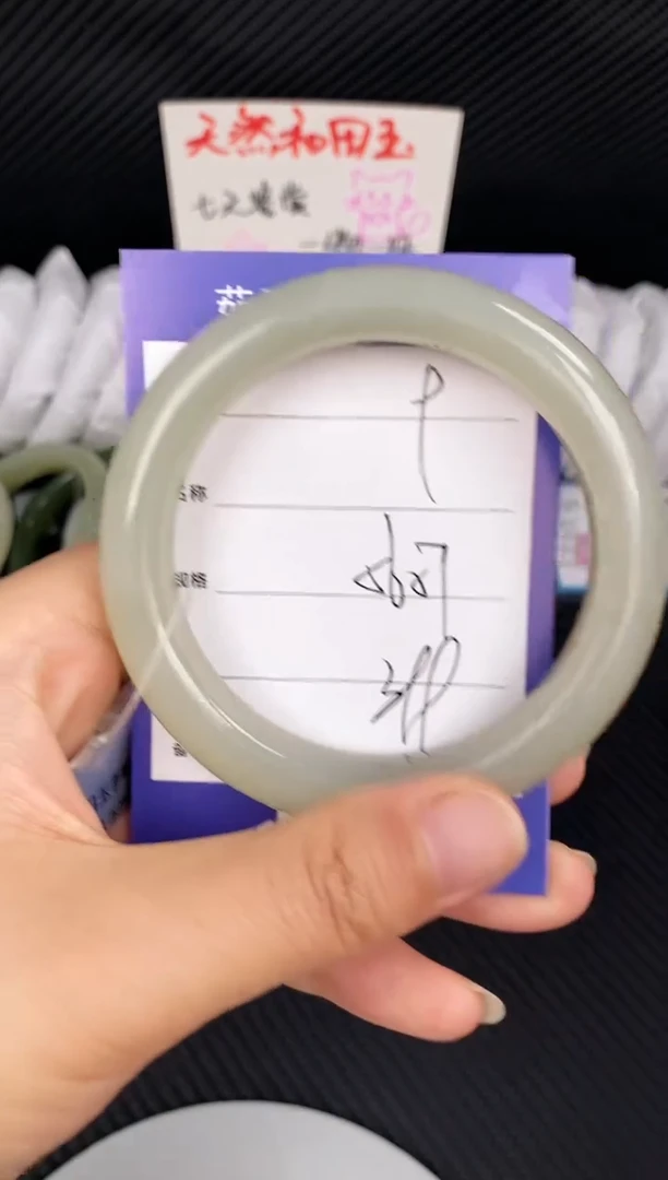 和田玉手镯未镶嵌微色差9