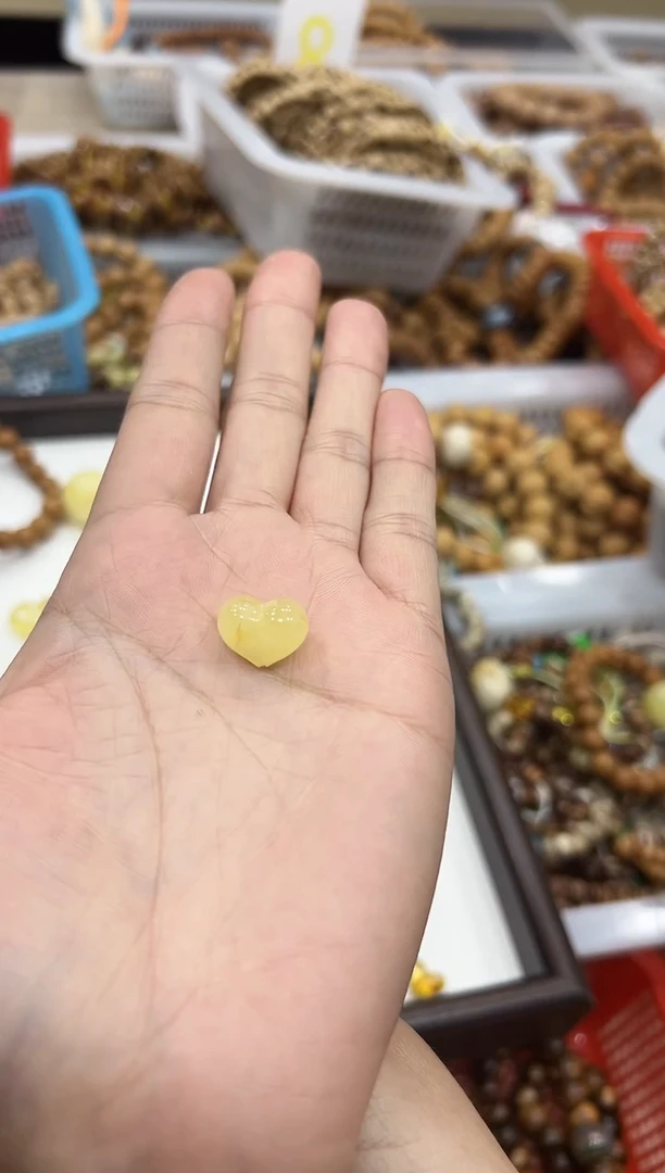 蜜蜡吊坠(赠链)未镶嵌大***㊖爱心1个09克