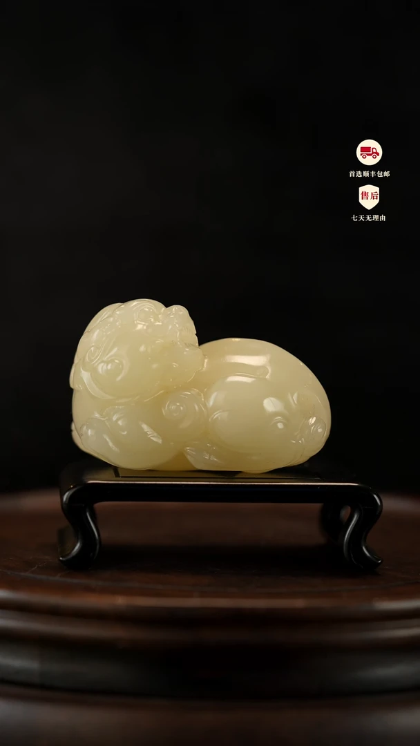 云南石竹叶青雕刻：扭头貔貅