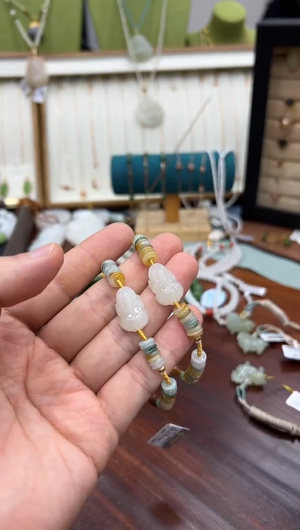 颈饰未镶嵌和田玉貔貅手串配翡翠多样性发一个