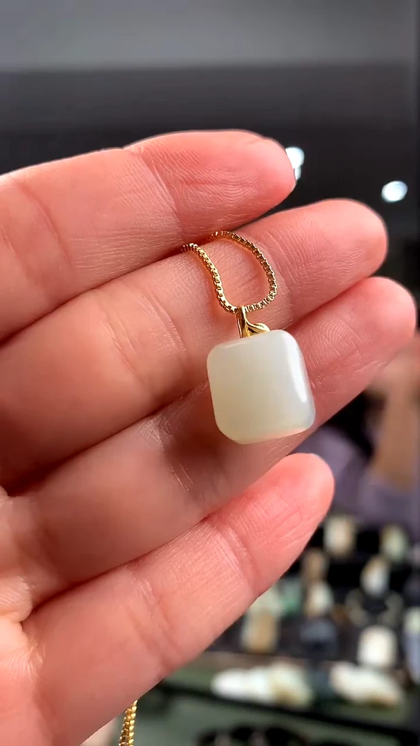 颈饰18K金镶嵌和田玉挂件