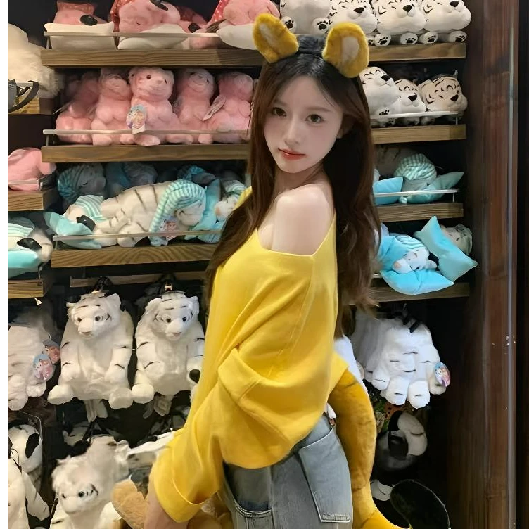 纯欲风奶黄色斜领露肩长袖t恤女春季2025新款韩系慵懒松驰感上衣