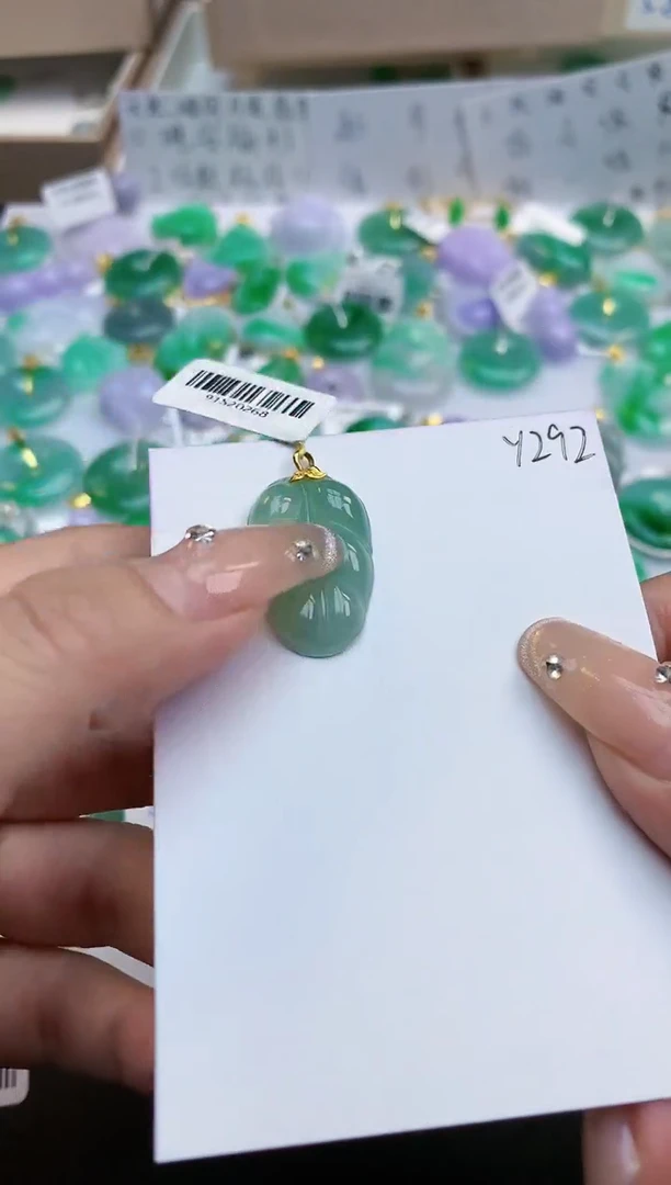 颈饰18K金镶嵌翡翠天然缅甸A货翡翠