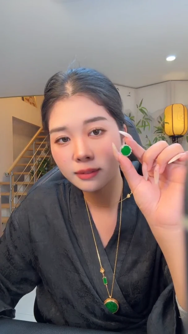 18K金镶嵌戒指翡翠天然缅甸A货翡翠戒指