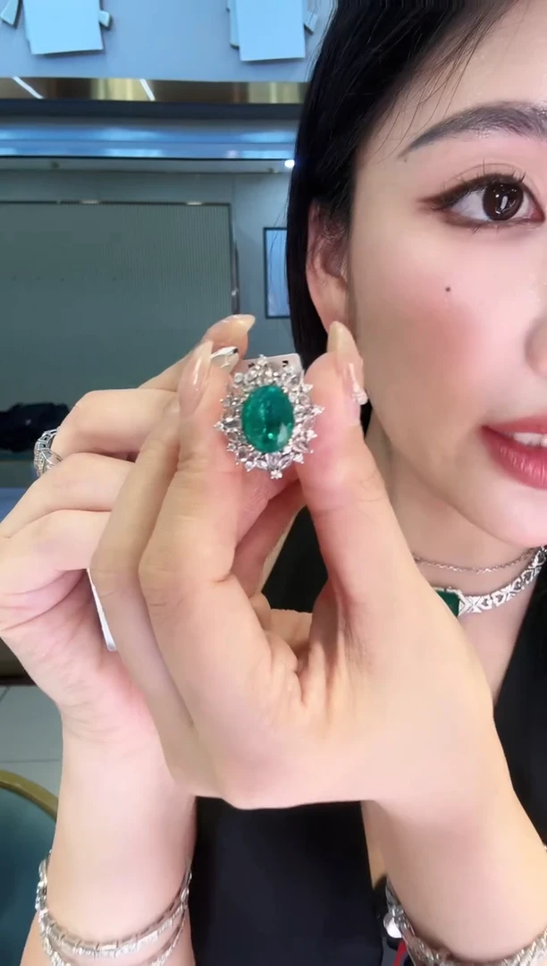 18K金镶嵌戒指祖母绿4.50ct 两用