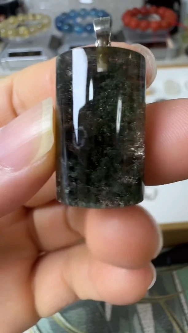 颈饰未镶嵌水晶矿坑