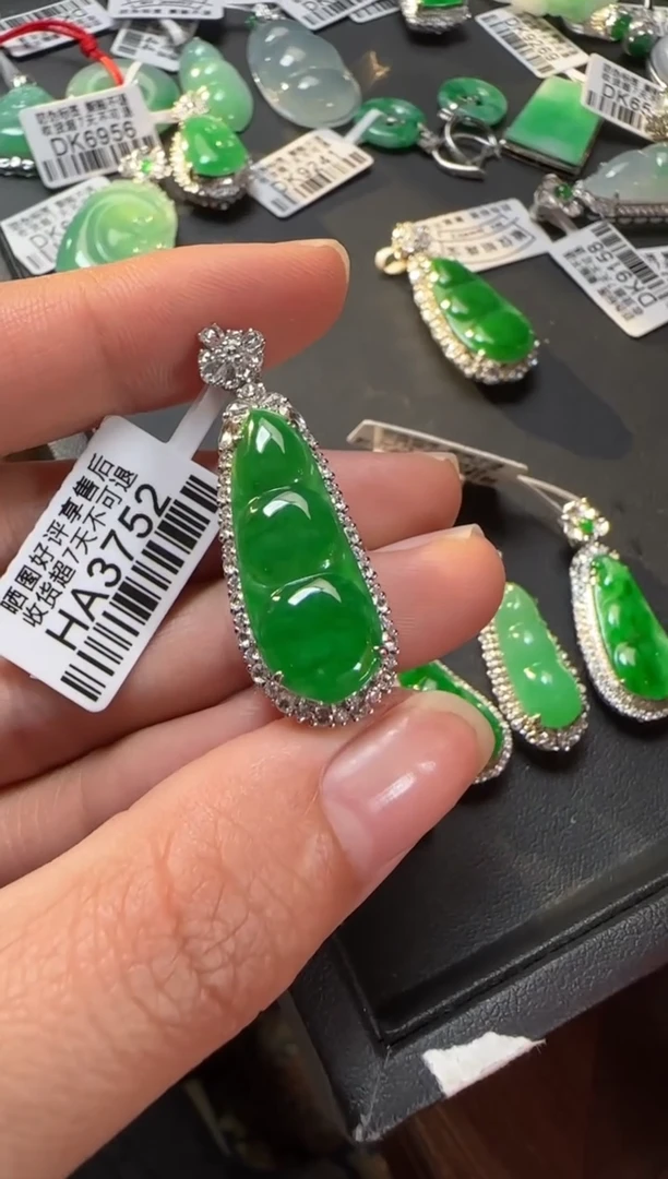 颈饰18K金镶嵌翡翠HA3752冰绿富贵豆